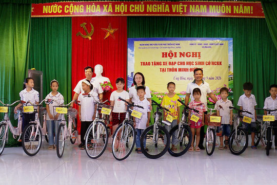 Trao 30 xe đạp tặng học sinh có hoàn cảnh khó khăn tại xã Ứng Hòa