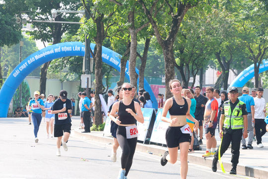 Hình ảnh các vận động viên quốc tế tham gia Giải chạy Báo Hànộimới mở rộng lần thứ 51