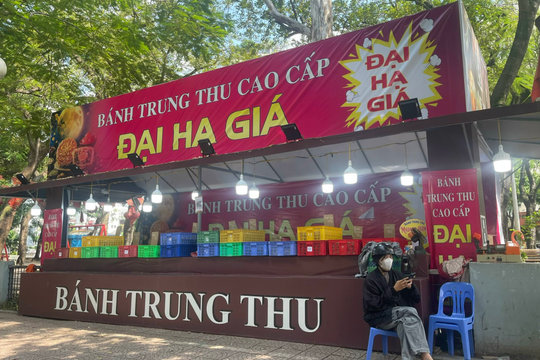 Bánh Trung thu đại hạ giá sau rằm: Món hời hay mối lo?