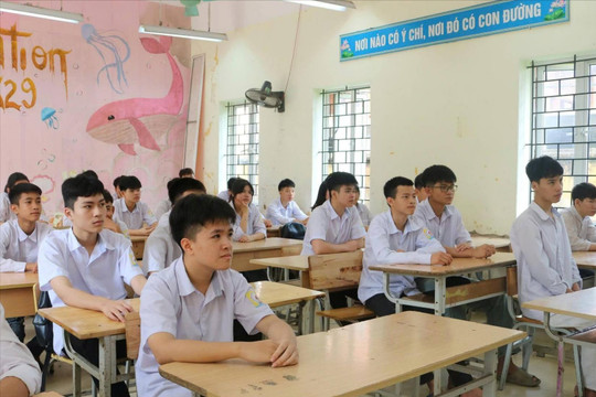 Sửa đổi, bổ sung nội dung 4 môn học của chương trình giáo dục thường xuyên cấp THCS và THPT