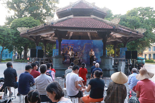 Xuống phố nghe jazz, khám phá đời sống đô thị Hà Nội
