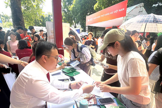 Tân sinh viên sớm làm quen với thị trường việc làm