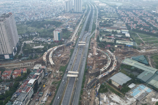 Cận cảnh nút giao nhiều tầng đang thành hình ở phía Tây Hà Nội