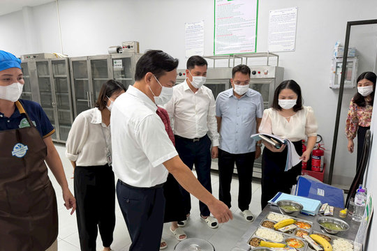 Phường Hồng Hà tăng cường kiểm tra an toàn thực phẩm tại trường học