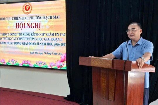 Cựu chiến binh phường Bạch Mai tham gia giải quyết ùn tắc giao thông tại cổng trường học
