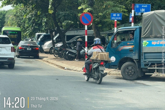 Phường Xuân Đỉnh: Nhiều tuyến phố, phương tiện bủa vây lòng đường, vỉa hè