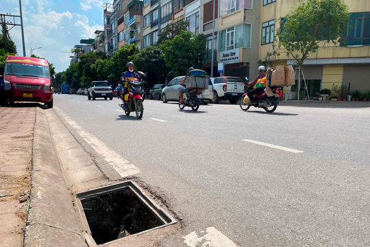 Mối nguy từ những hố ga mất nắp ở Long Biên