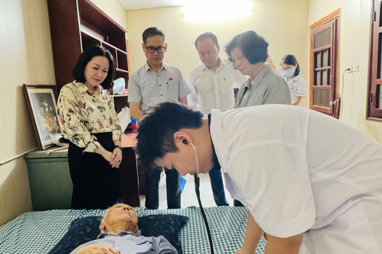 Phường Kim Liên khám, chăm sóc sức khỏe miễn phí cho người cao tuổi