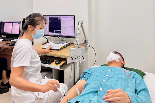 Hít 50 quả bóng cười mỗi ngày, nam thanh niên yếu dần tứ chi