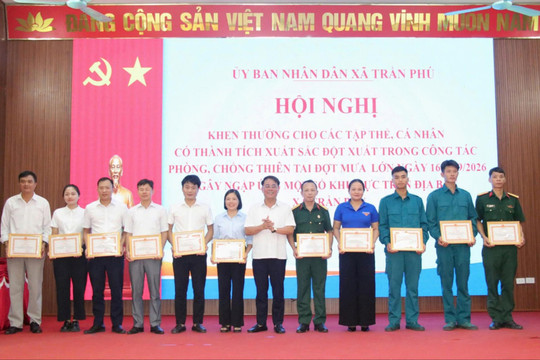 Xã Trần Phú khen thưởng các tập thể, cá nhân có thành tích xuất sắc trong ứng phó mưa lũ