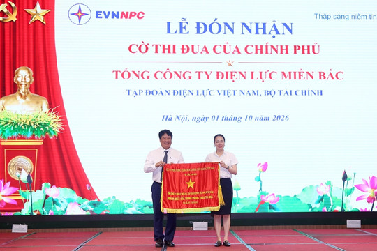 EVNNPC đón nhận cờ thi đua của Chính phủ, hoàn thành xuất sắc các nhiệm vụ 9 tháng năm 2026
