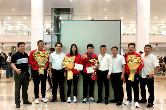 Rạng rỡ ngày tuyển boxing Việt Nam dự ASIAD 20 về nước