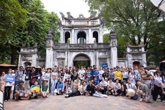 Thí sinh IOAA 2026 hào hứng khám phá Hà Nội
