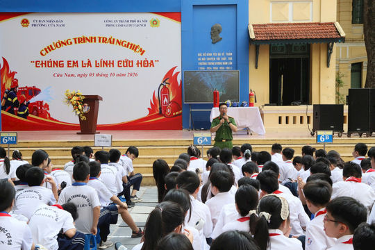 Học sinh Cửa Nam hào hứng trải nghiệm kỹ năng phòng cháy chữa cháy, cứu nạn cứu hộ