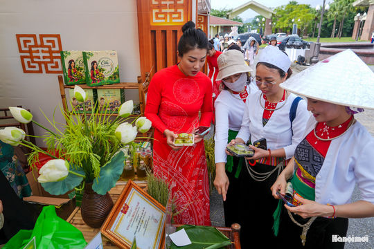 Người dân thích thú trải nghiệm sản phẩm làng nghề tại Làng Văn hóa - Du lịch các dân tộc Việt Nam