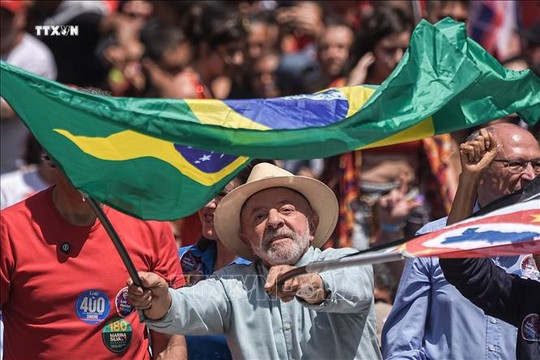 Brazil: Hai ứng cử viên Tổng thống bám đuổi sít sao
