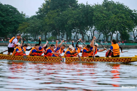 Mãn nhãn màn tranh tài Giải bơi chải thuyền rồng và ván SUP trên hồ Tây