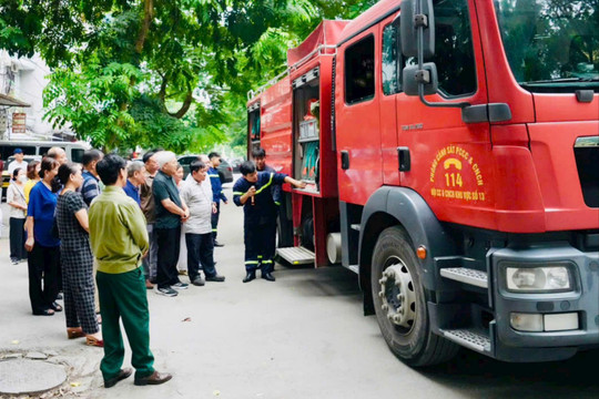 Người dân Khương Đình trải nghiệm, nâng cao kỹ năng phòng cháy, chữa cháy