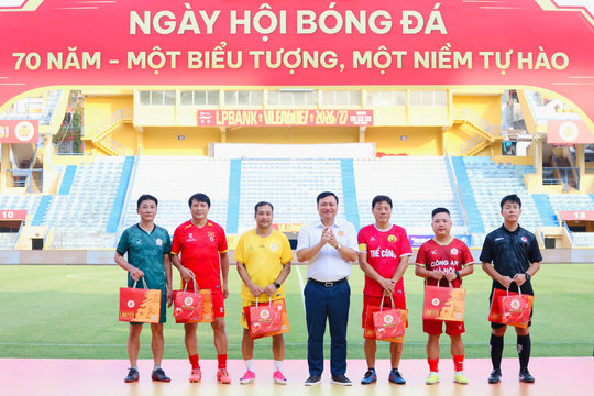 Cuộc hội ngộ giàu cảm xúc của những thế hệ cầu thủ Công an Hà Nội