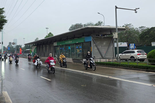 Hà Nội mưa dông, trời chuyển lạnh