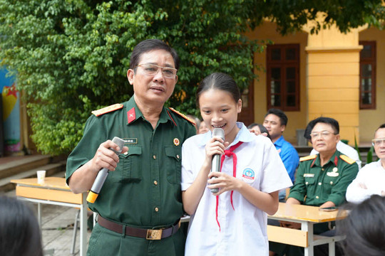 Học sinh Yên Nghĩa tìm hiểu truyền thống lực lượng vũ trang Thủ đô