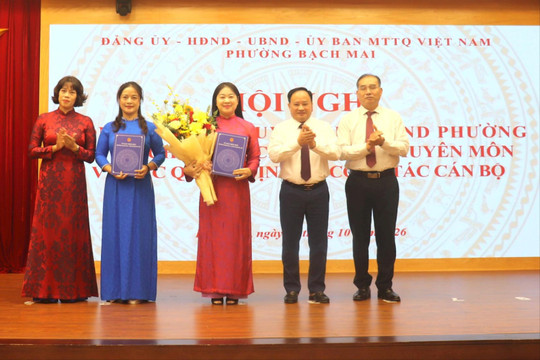 Phường Bạch Mai công bố điều động, bổ nhiệm cán bộ tại 5 phòng chuyên môn