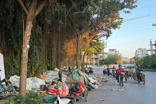 Rác thải tràn lan trên đường Nguyễn Văn Luyện