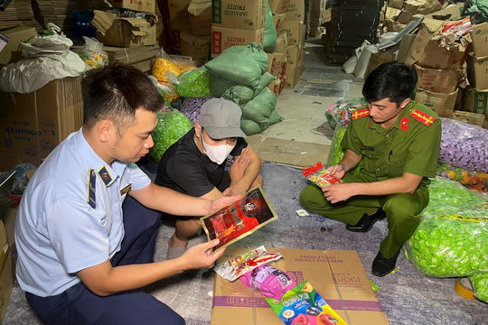 Gần 20 tấn bánh kẹo được “thay áo” thành hàng Hàn, Nhật, Thái