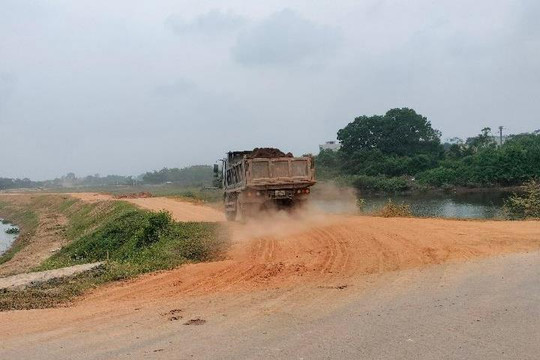 Phường Sơn Tây: Xe chở đất phục vụ dự án gây ô nhiễm môi trường