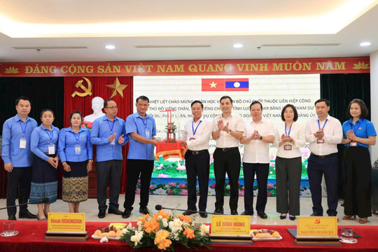 Đoàn học viên cán bộ chủ chốt Liên hiệp Công đoàn Thủ đô Viêng Chăn thăm làng nghề Thường Tín