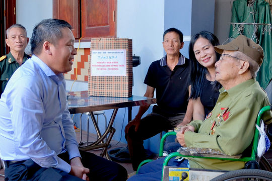 Xã Sóc Sơn thăm, tặng quà các cựu chiến binh tham gia giải phóng Thủ đô