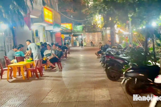 Hàng quán chiếm lối đi quanh hồ Đầm Tròn