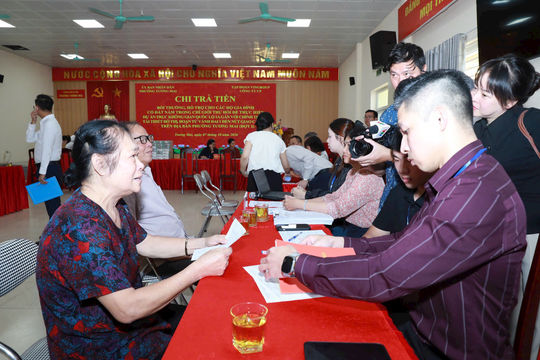 Những hộ dân Tương Mai đầu tiên nhận tiền bồi thường Dự án Trục không gian Quốc lộ 1A