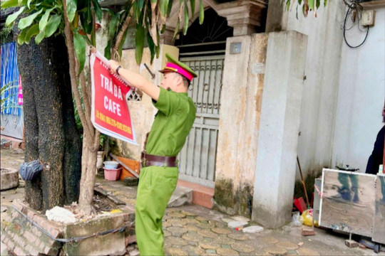 Phường Việt Hưng ra quân xử lý quảng cáo, rao vặt sai quy định