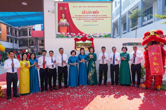 Phường Ngọc Hà gắn biển công trình trường học chào mừng Ngày Giải phóng Thủ đô