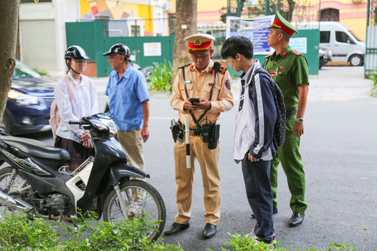 Hà Nội: Phòng ngừa vi phạm từ cổng trường