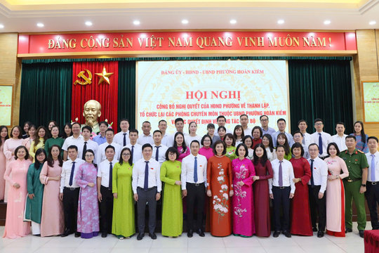 Hoàn Kiếm: Công bố quyết định về tổ chức bộ máy và công tác cán bộ các phòng chuyên môn thuộc UBND