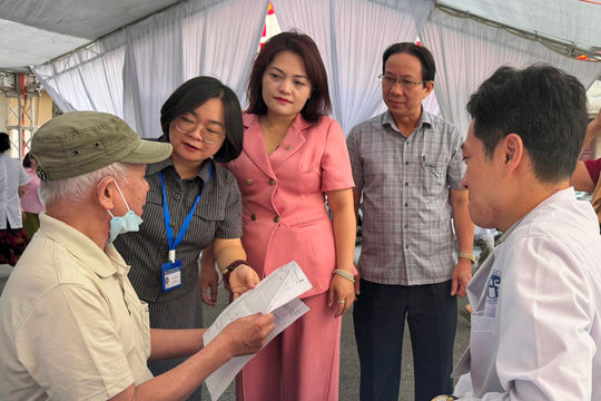 Phường Ô Chợ Dừa đưa dịch vụ khám sức khỏe miễn phí đến gần người cao tuổi, người yếu thế