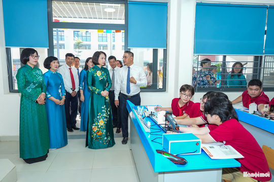 Phó Chủ tịch UBND TP Hà Nội Vũ Thu Hà tham dự lễ gắn biển công trình trường học mới tại phường Ngọc Hà