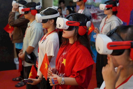 “Trở về thời khắc thiêng liêng” tại Phố sách Hà Nội bằng công nghệ VR