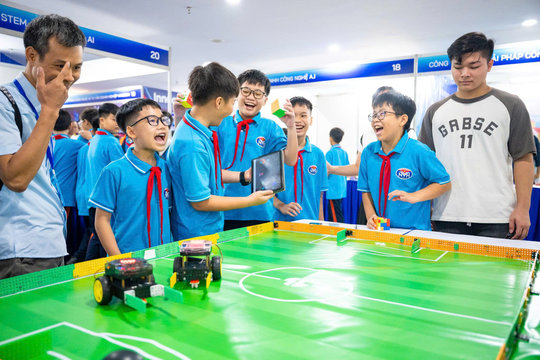 Đưa robot, AI từ trải nghiệm đến ứng dụng