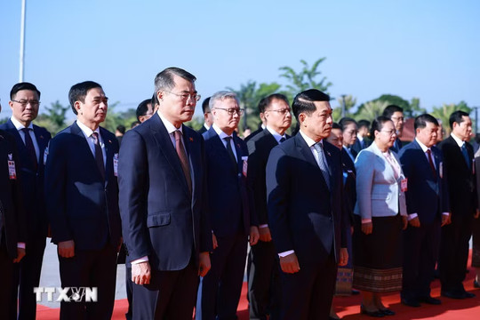 Thủ tướng hai nước Việt Nam và Lào dâng hoa tưởng niệm các vị lãnh tụ tại Viêng Chăn