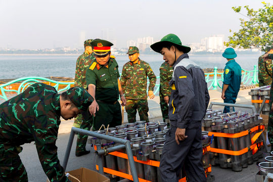 Cận cảnh công tác chuẩn bị các trận địa pháo hoa hoành tráng mừng 72 năm Ngày Giải phóng thủ đô