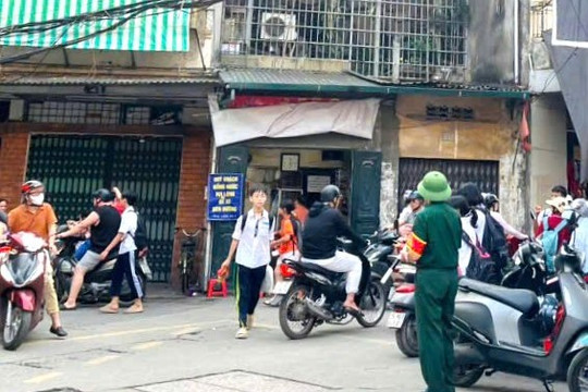 Xung kích giảm ùn tắc giao thông tại cổng trường học