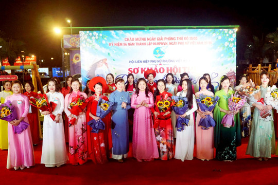 Phụ nữ phường Việt Hưng khoe sắc cùng tà áo dài truyền thống