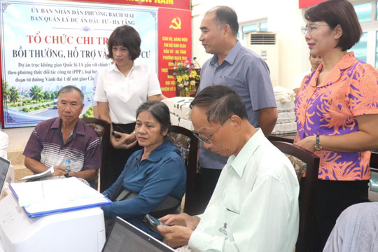 Phường Bạch Mai: 10 hộ dân đầu tiên nhận kinh phí bồi thường GPMB dự án Trục Quốc lộ 1A