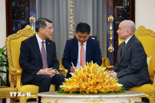 Thủ tướng Lê Minh Hưng chào Quốc vương và Hoàng Thái hậu Campuchia