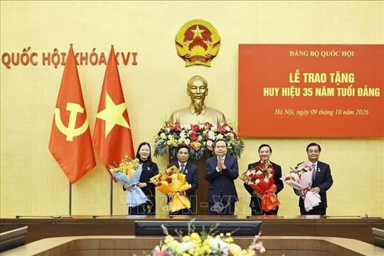 Chủ tịch Quốc hội Trần Thanh Mẫn trao Huy hiệu 35 năm tuổi Đảng tặng 4 lãnh đạo, nguyên lãnh đạo Quốc hội
