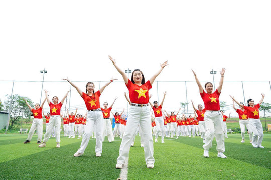 Hơn 30.000 phụ nữ đồng diễn dân vũ chào mừng Ngày Giải phóng Thủ đô