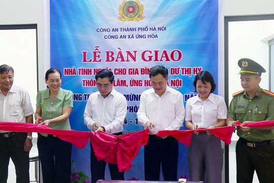 Công an xã Ứng Hòa bàn giao nhà tình nghĩa cho người khuyết tật